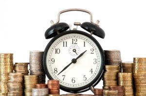 tempo-e-dinheiro-conceito-despertador-e-muitas-moedas-de-euro_1401-456